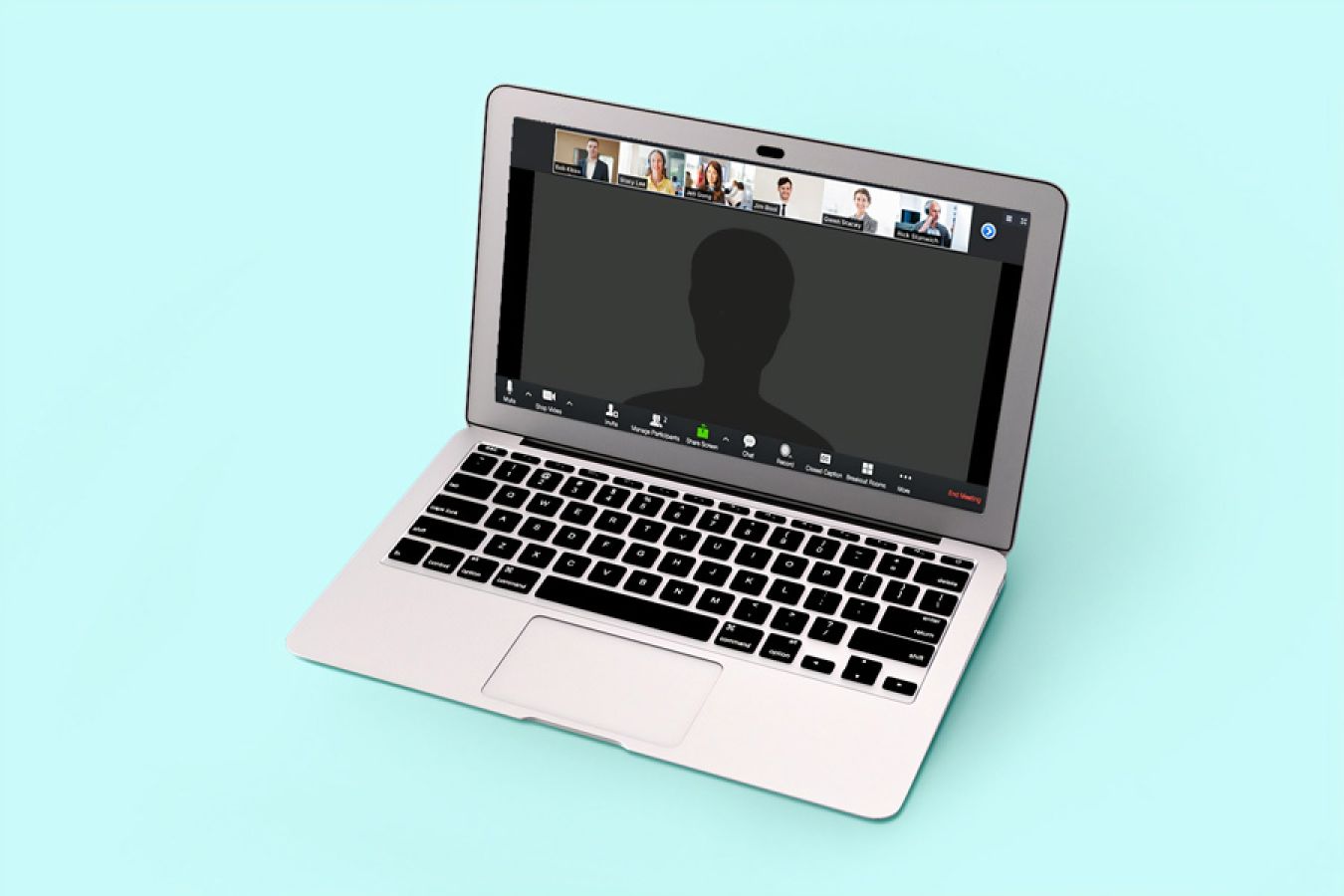 Laptop mit Videokonferenz-Fenster